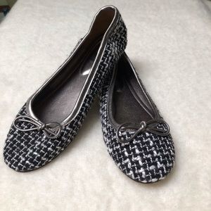l.e.i. Retro Vibe Gynger Boucle Black & White Ballet Flats NWOT